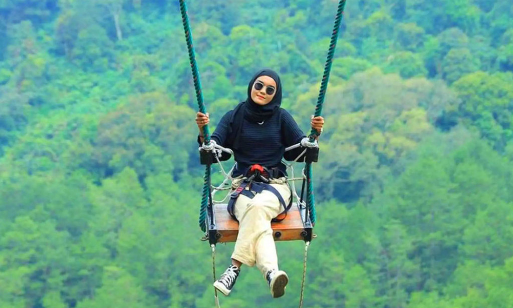 Sky Swing Sevillage Puncak