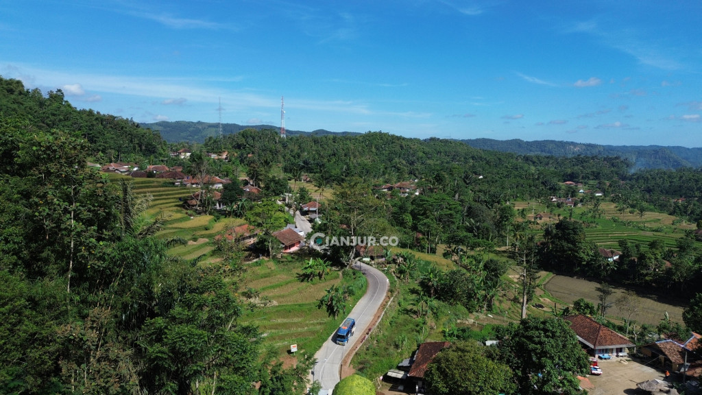  	Curug Cikurutug Pasirkuda pemandangan sekitar