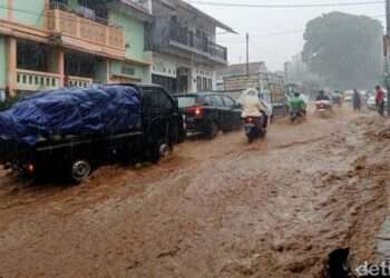 motor terseret banjir di jalan raya puncak cianjur