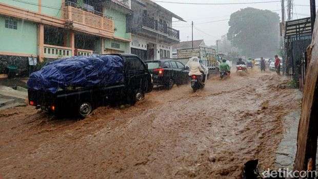 Motor Terseret Banjir di Jalan Raya Puncak Cianjur hingga Terjepit Bumper Truk