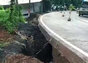 Tanah Amblas di Sagaranten, Pengendara Diminta Waspada