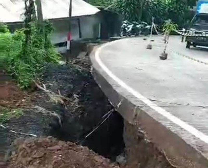 Tanah Amblas di Sagaranten, Pengendara Diminta Waspada