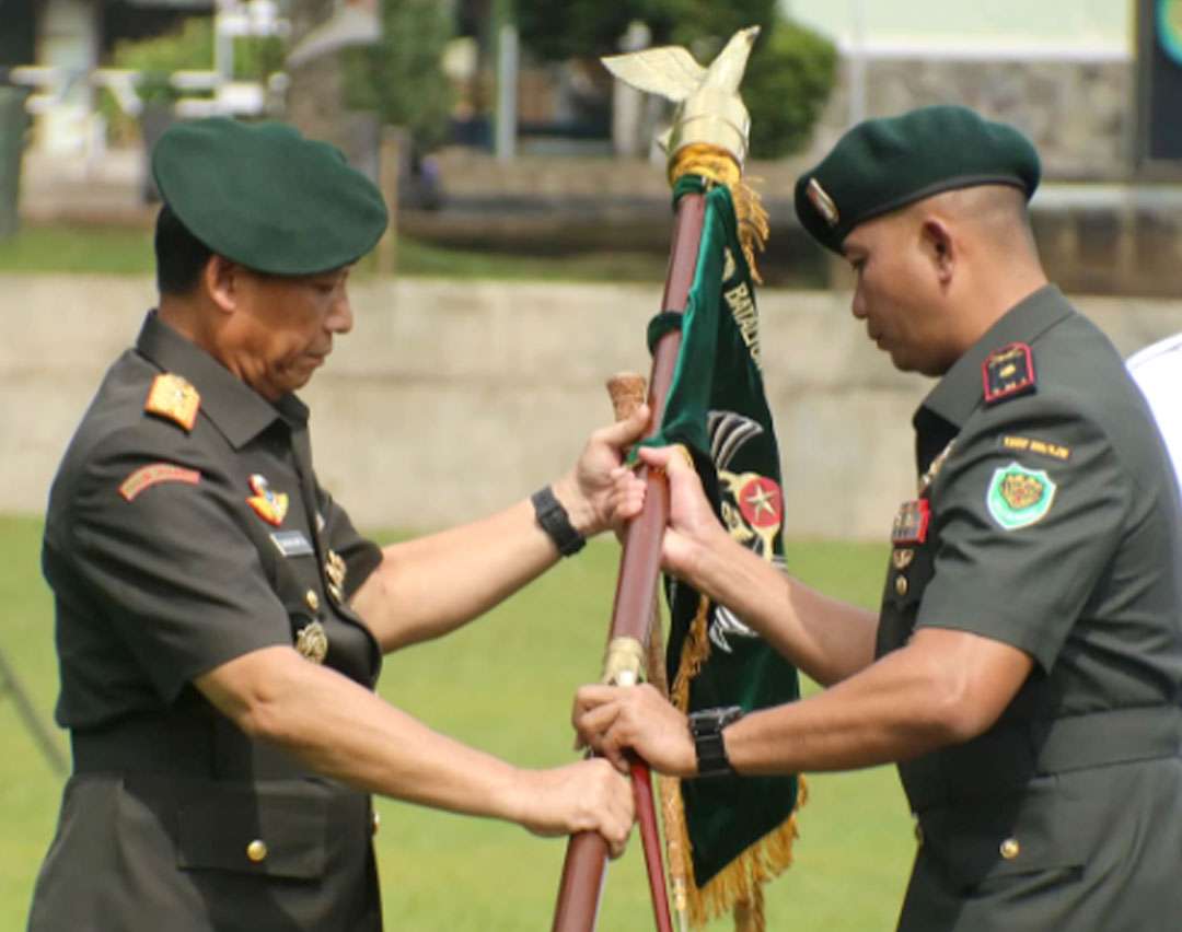 Yonif 300/Brajawijaya melaksanakan upacara Serah Terima Jabatan (Sertijab)
