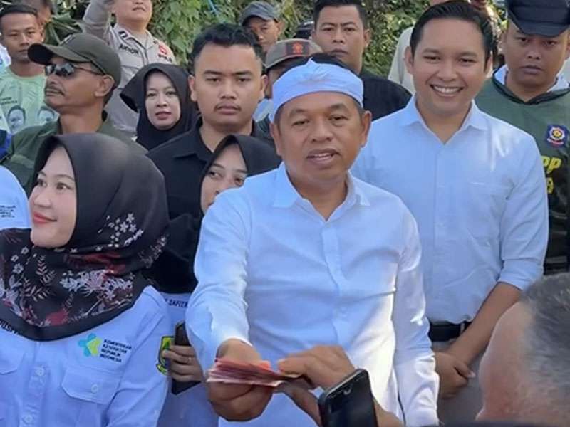 kebiasaan KDM bersedekah kepada siapapun di sela kunjungan kerja