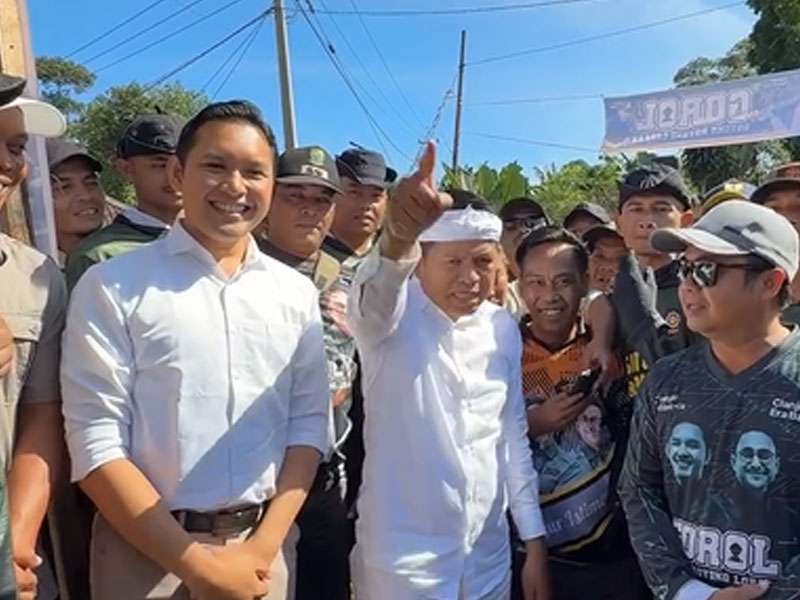 Kunjungan kerja KDM dan Bupati Cianjur - Menyaksikan langsung proses perbaikan jalan di Takokak