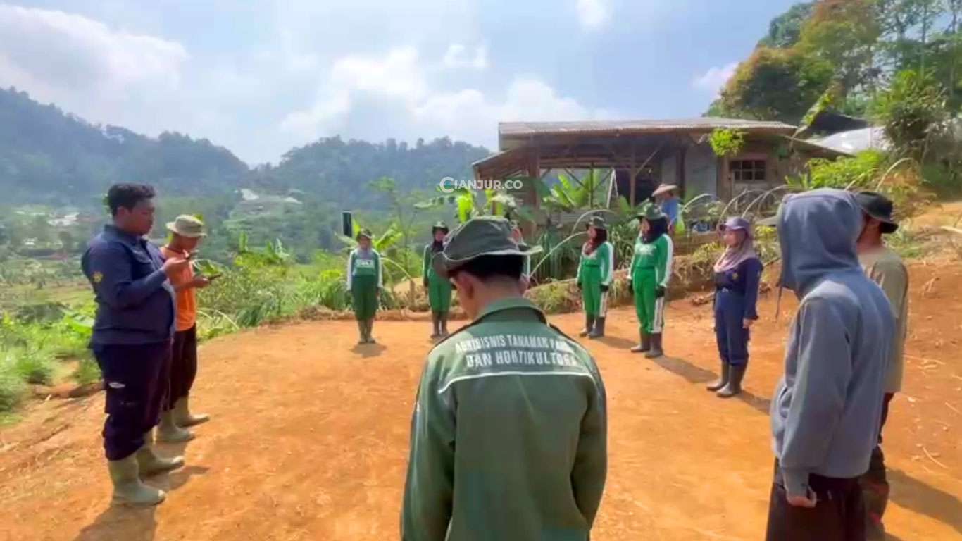 Okiagaru Farm Tunggilis Ciputri - Mahasiswa bersama siswa magang bernyanyi mars LPK