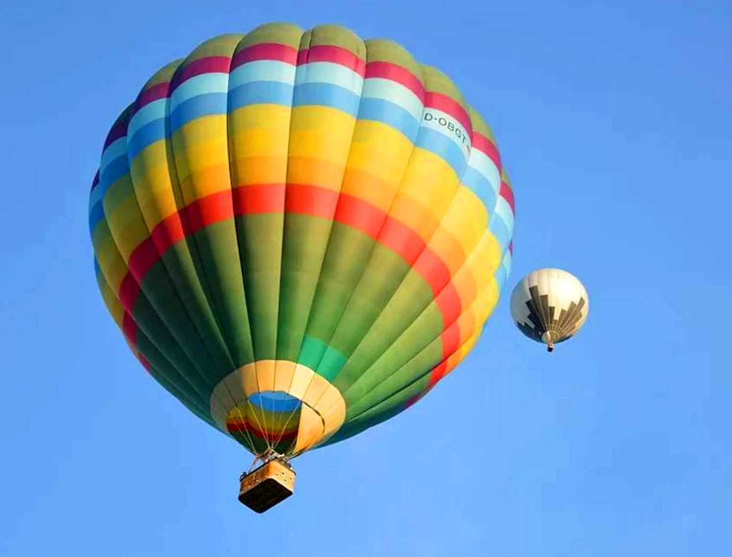 Balon Udara Taman Bunga Nusantara: Wahana Seru yang Bikin Deg-degan!