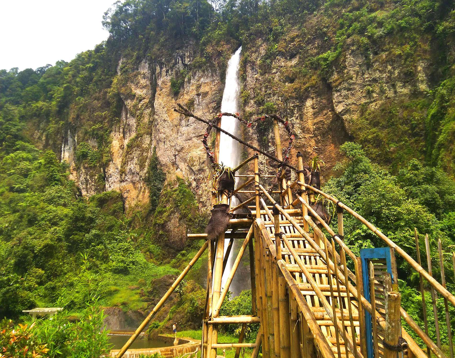 Gazebo & tempat duduk dari bambu, curug ngebul pagelaran cianjur selatan
