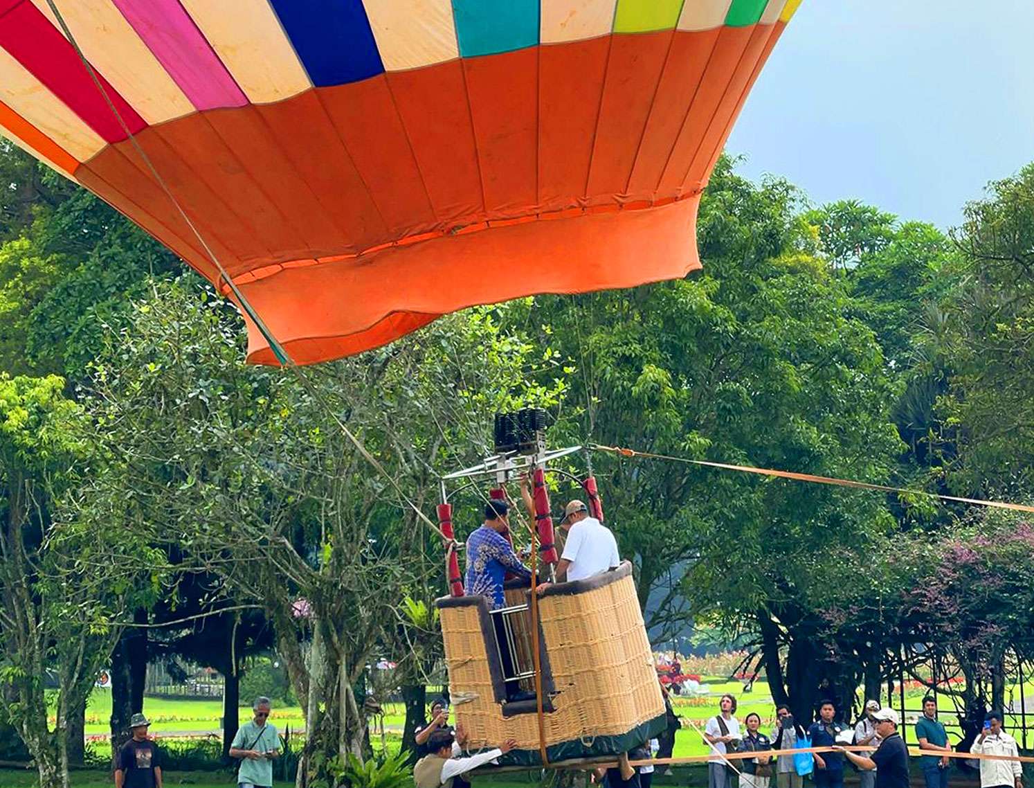 bupati dan wakil bupati cianjur naik balon udara taman bunga nusantara