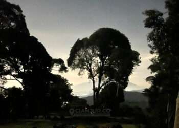 gunung padang malam hari terang bulan