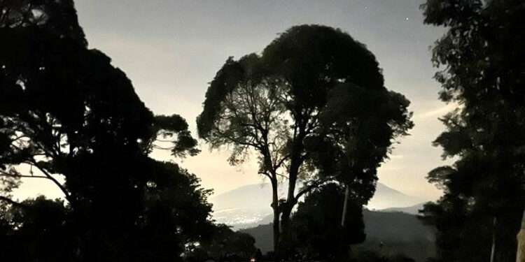 gunung padang malam hari terang bulan