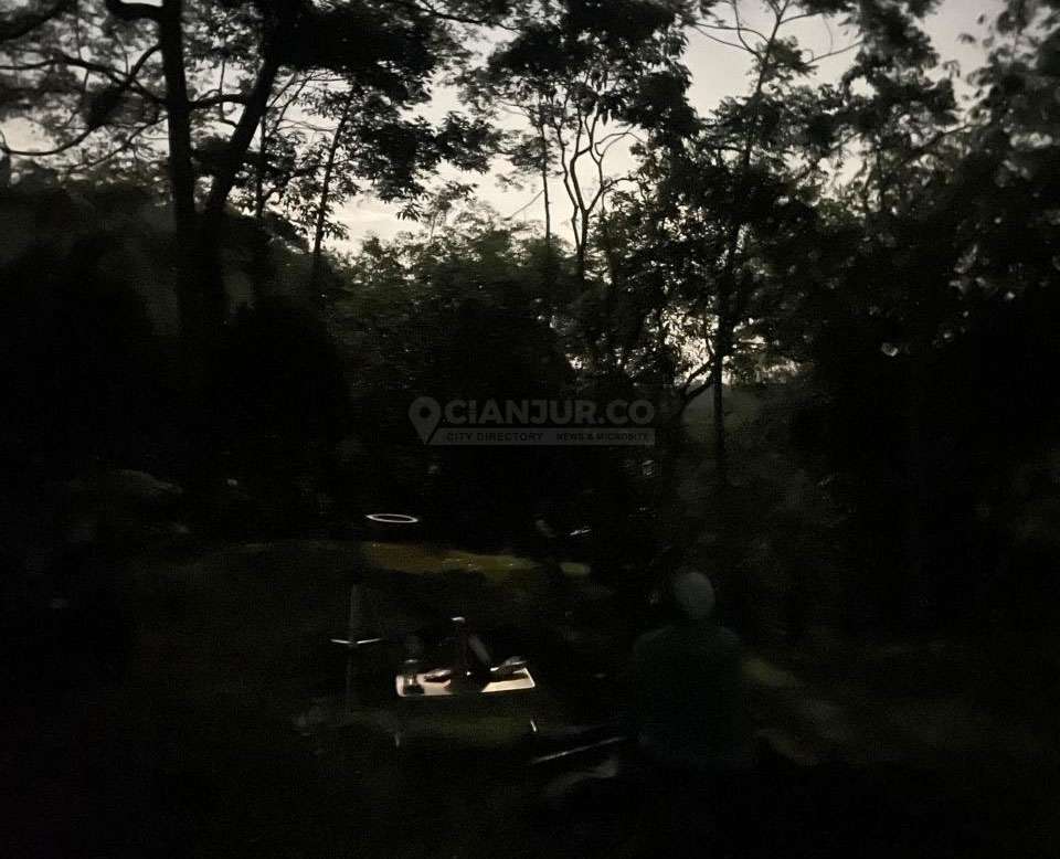 gunung padang malam hari terang bulan langit berbintang