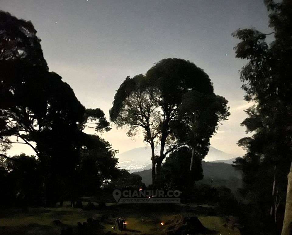 Eksplor Gunung Padang Malam Hari - Antara Mistis dan Keindahan Yang Bersatu