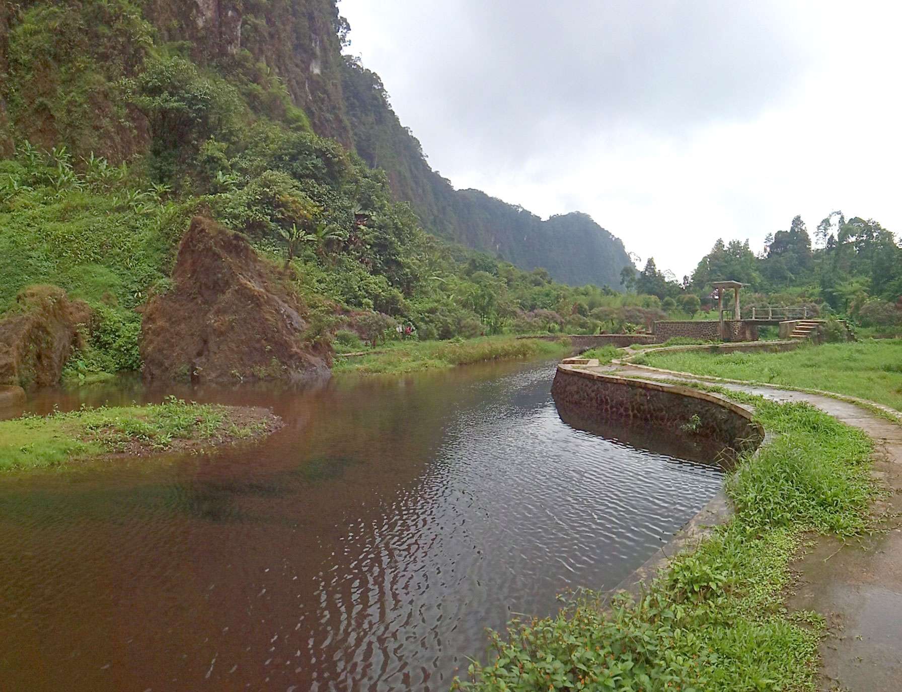 lingkungan sekitar curug ngebul pagelaran cianjur selatan
