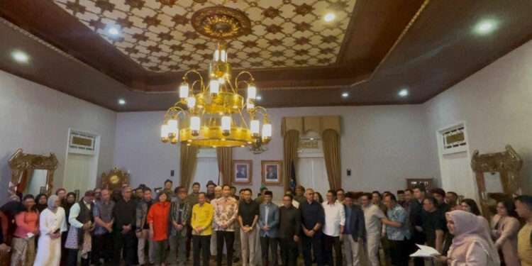 penyerahan dokumen hasil study iccn di pendopo cianjur