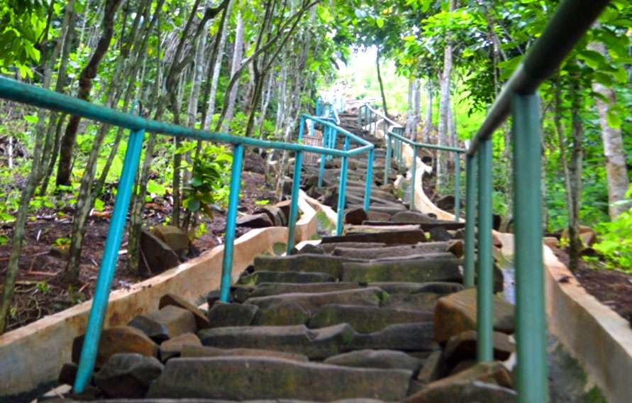 tangga di gunung padang