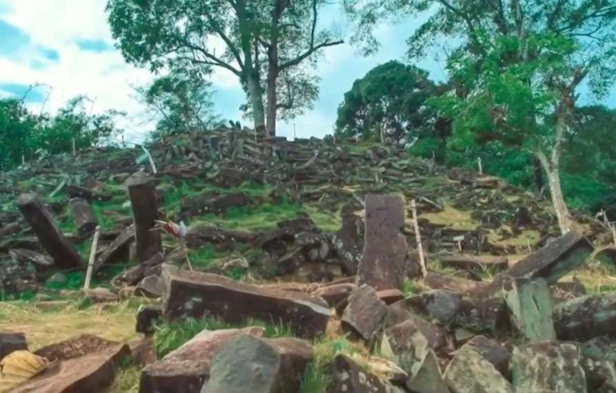 tumpukan bebatuan di gunung padang