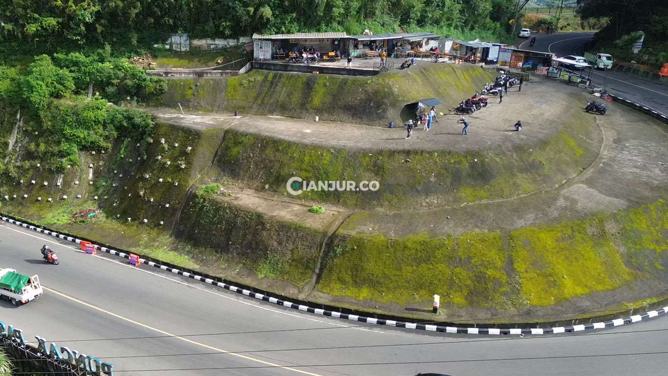 berfoto di warung tebing puncak pass