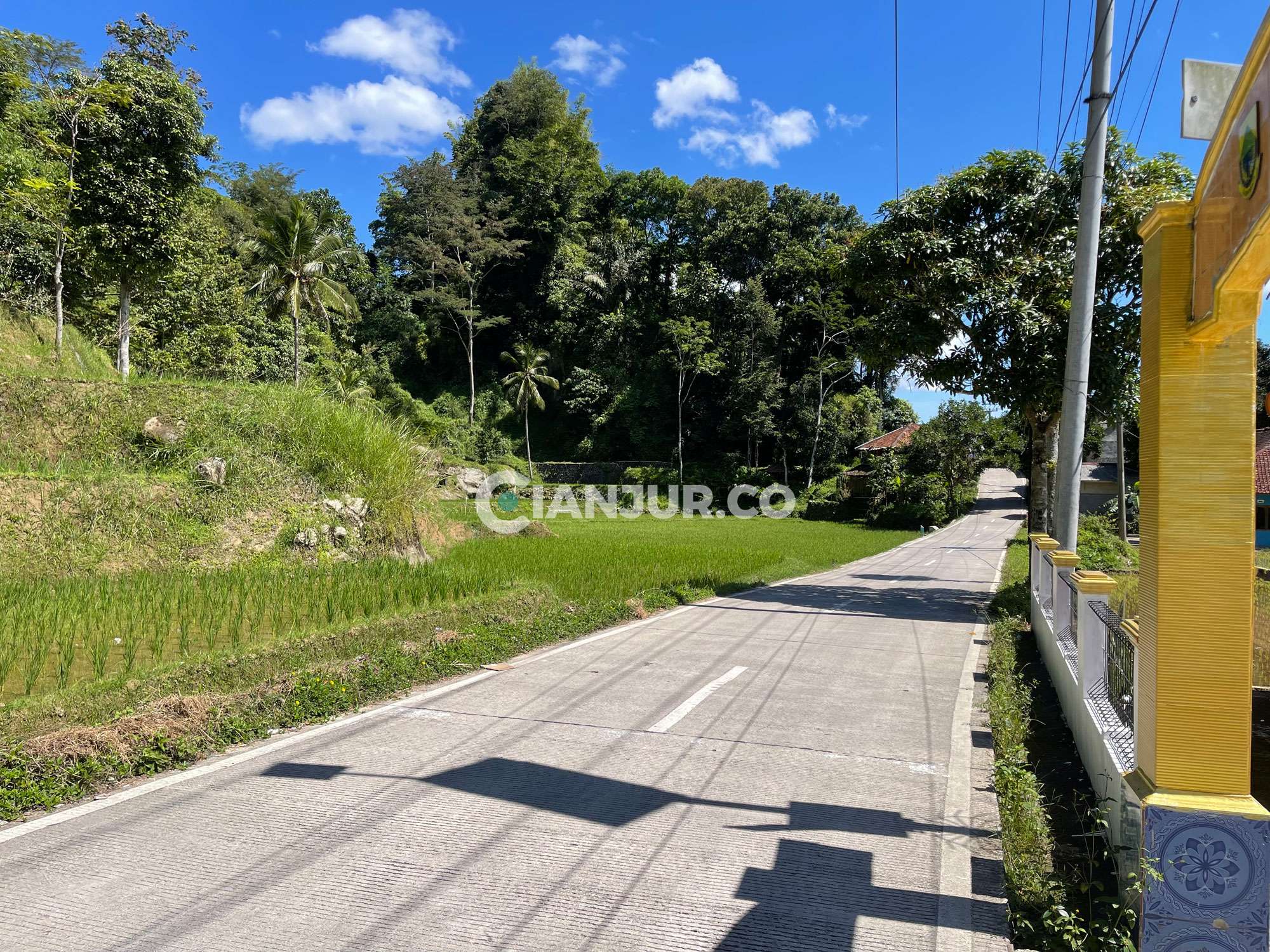 jalan di desa mekar mulya kecamatan pasirkuda cianjur selatan
