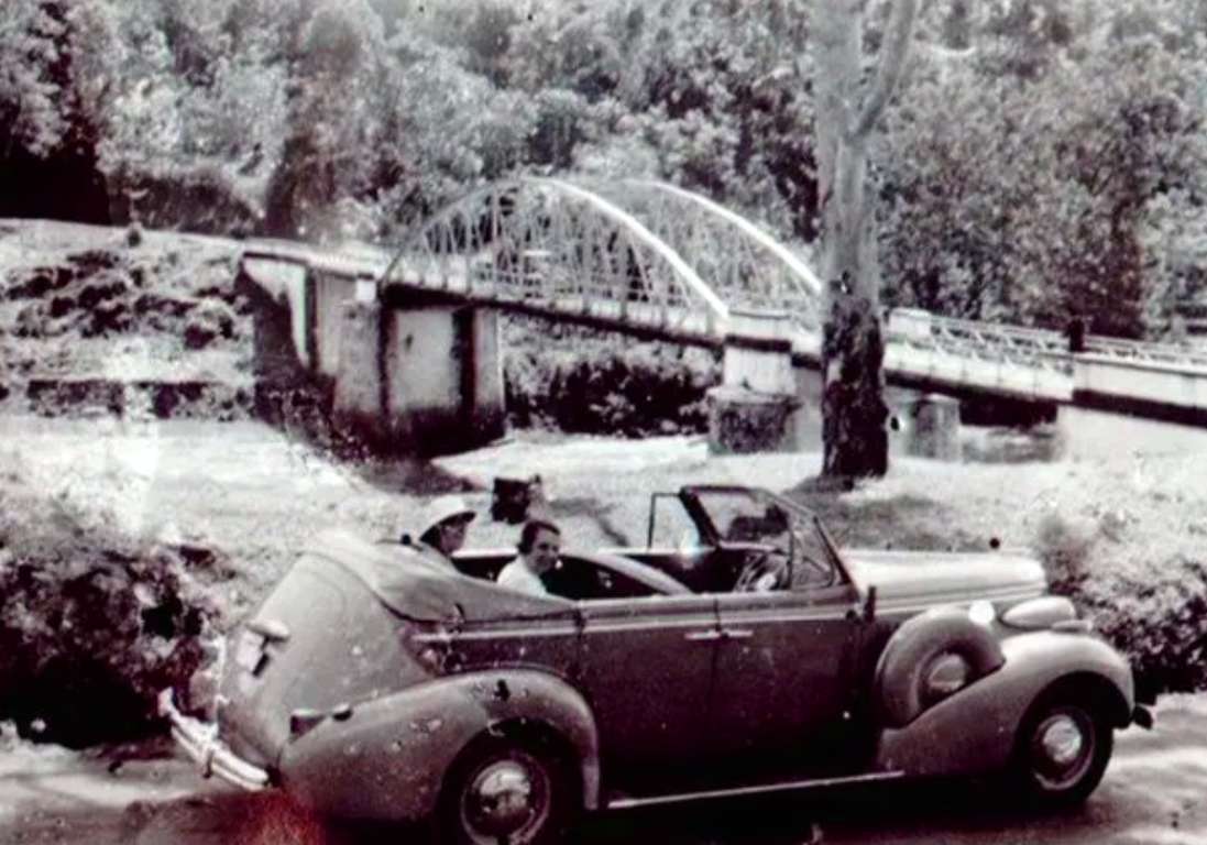 orang Belanda yang berwisata ke kawasan Rajamandala, di dekat jembatan Rajamandala (jalur jalan yang lama) di atas Sungai Citarum tahun 1937-1942 