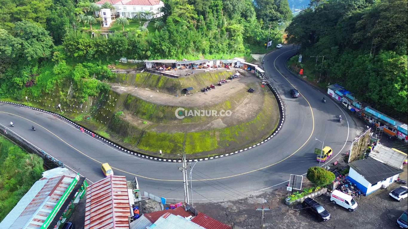 Nongkrong Asik Sambil Menikmati Udara dan View Pegunungan di Warung Tebing Puncak Pass
