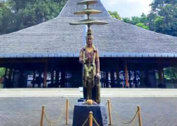 Patung Raden Wijaya di Pendopo Agung Trowulan Mojokerto
