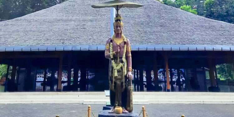 Patung Raden Wijaya di Pendopo Agung Trowulan Mojokerto