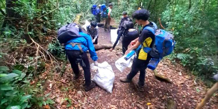 Pendakian Gunung Gede dan Pangrango Ditutup Sementara Akibat Masalah Sampah