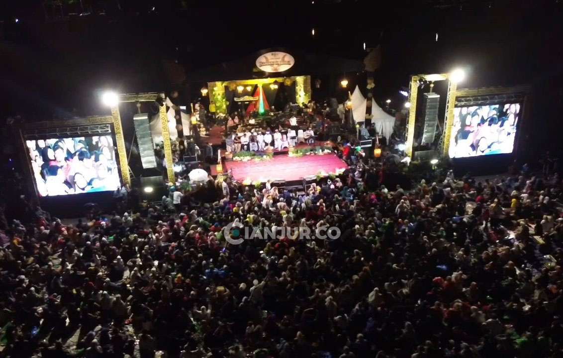 Acara Abdi Nagri Nganjang Ka Warga ke-28 Di Pantai Cemara Ciwidig Di Padati Ribuan Warga