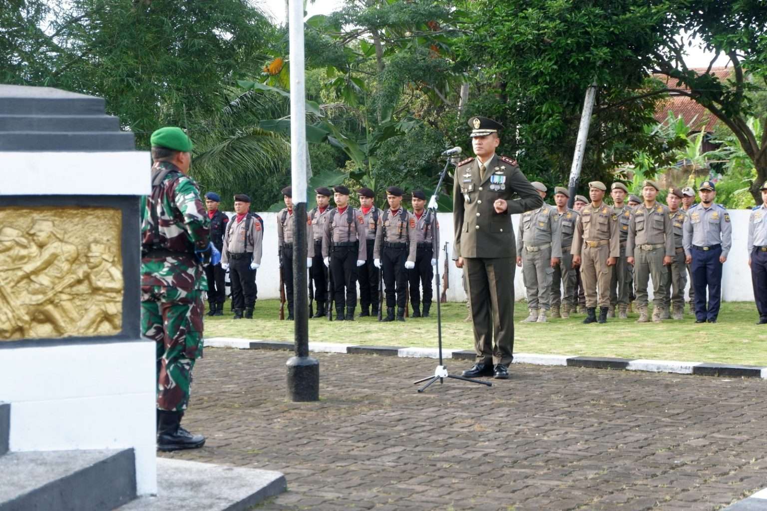 Dandim 0608/Cianjur Pimpin Upacara Ziarah Nasional Hari Pahlawan Di TMP Sirnalaya, Cikaret, Cianjur