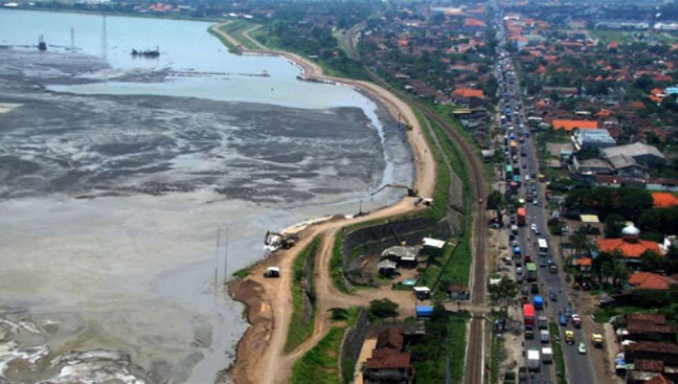 Foto udara kondisi semburan lumpur panas Lapindo dan jalan Raya Porong di wilayah Porong Sidoarjo