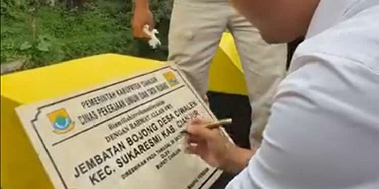 bupati cianjur Mohamad Wahyu Ferdian meresmikan Jembatan Bojong Ciwalen di Sukaresmi