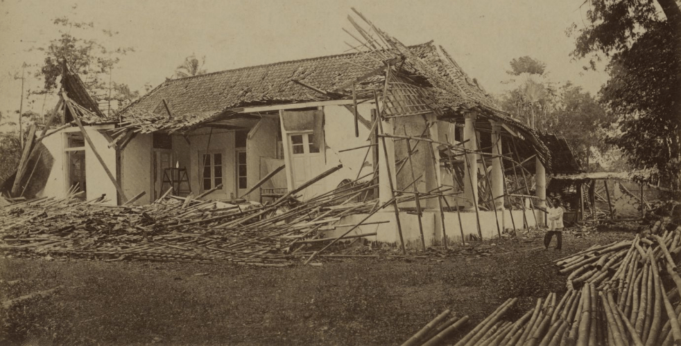 Kerusakan rumah akibat gempa bumi pada tanggal 28 Maret di Tjiandjoer 1879