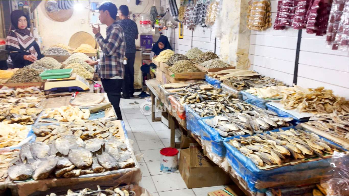 Suasana Pagi di lapak ikan asin Pasar Cipanas Cianjur