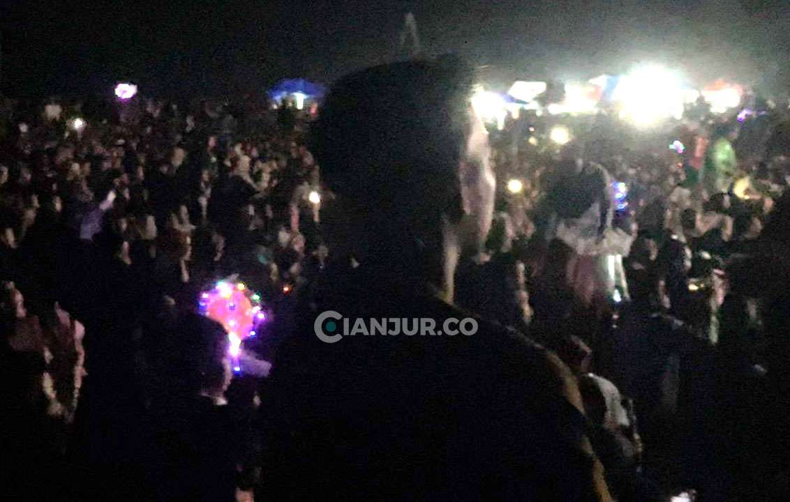 Warga Padati Pantai Cemara Mengabadikan Momen Acara dengan Kamrea Ponsel Masing-masing