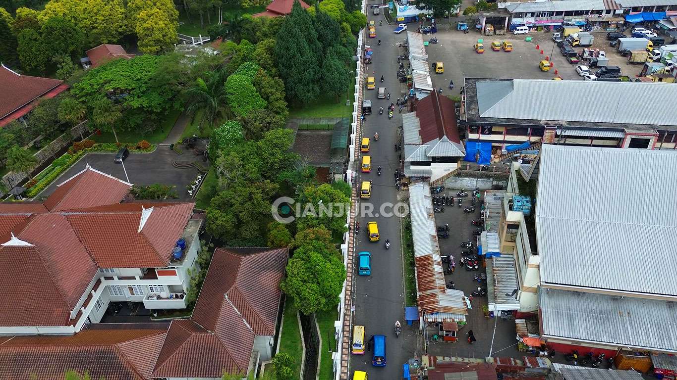 Drone view: akses menuju Pasar Cipanas lewat samping Istana Kepresidenan Cipanas Cianjur 