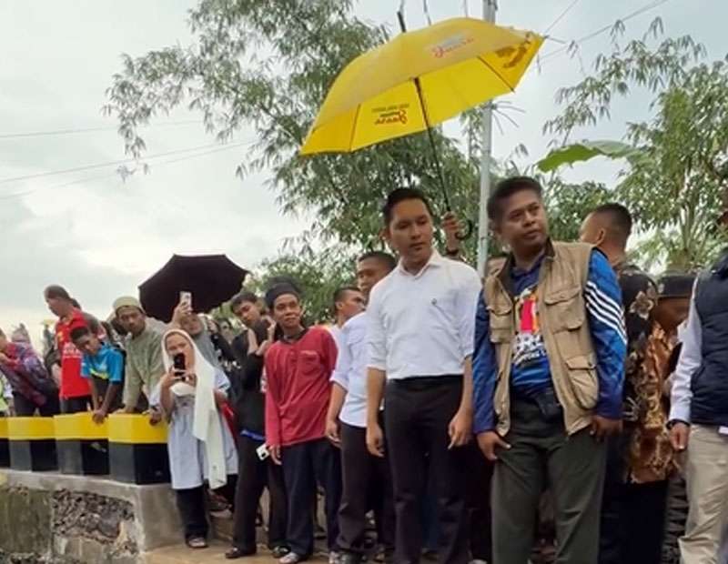 bupati cianjur wahyu melihat arus air di sekitar jembatan