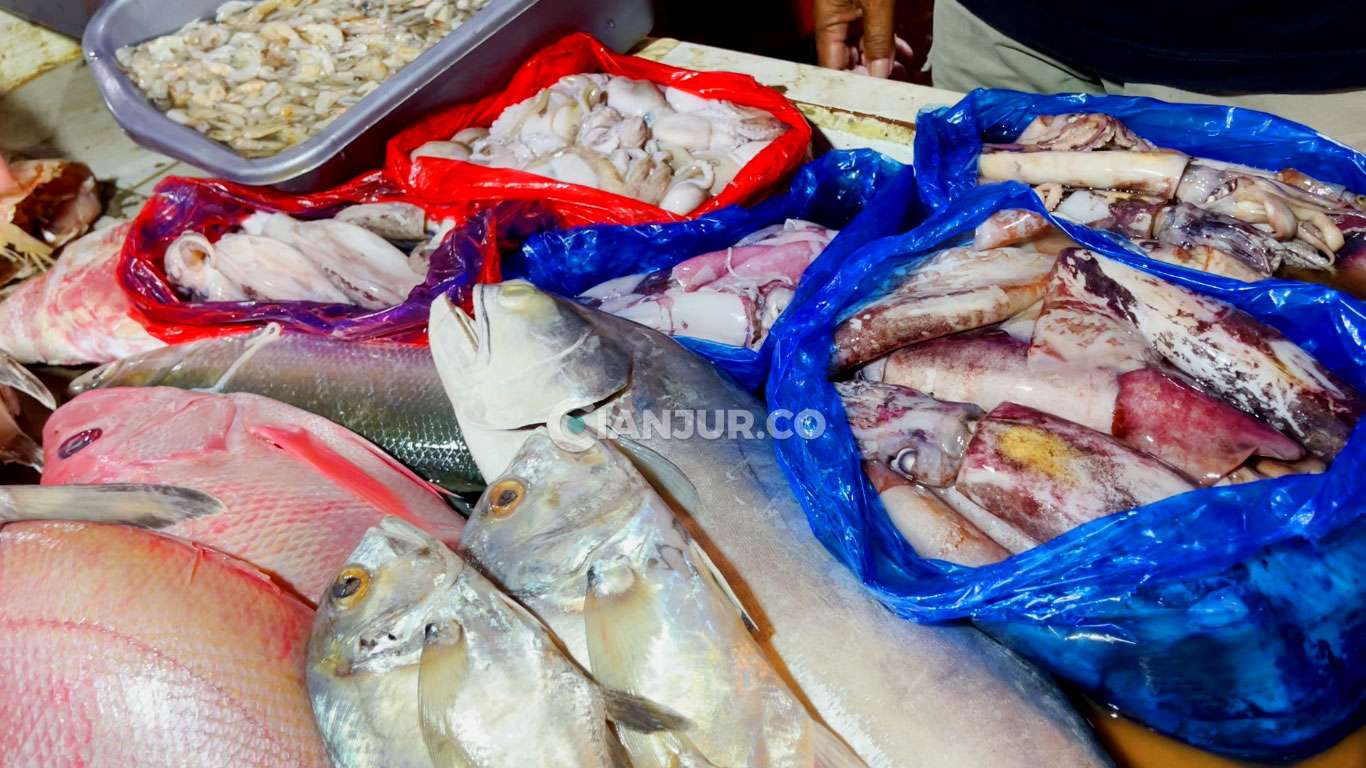 ikan laut segar di pasar cipanas cianjur