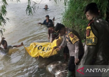 Warga Sindangbarang Cianjur Terbawa Arus Saat Seberangi Jembatan Waktu Banjir