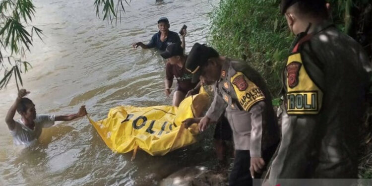 Warga Sindangbarang Cianjur Terbawa Arus Saat Seberangi Jembatan Waktu Banjir