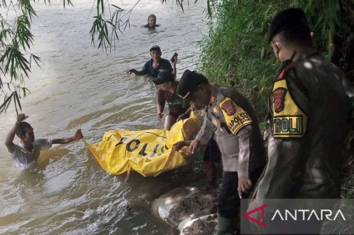 Warga Sindangbarang Cianjur Terbawa Arus Saat Seberangi Jembatan Waktu Banjir