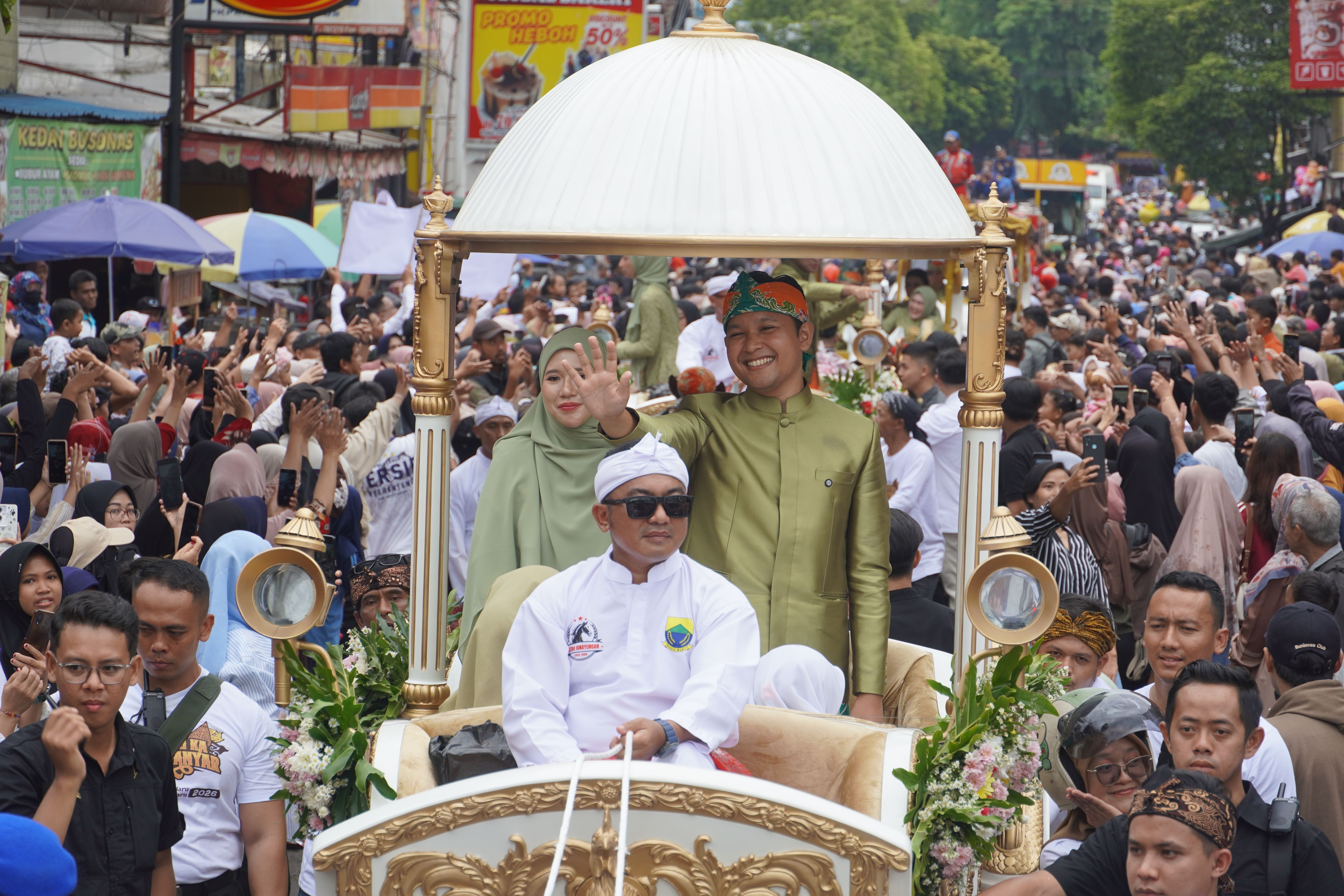 Ribuan Warga Meriahkan Karnaval Lengkah Ka Jaman Anyar di Cianjur