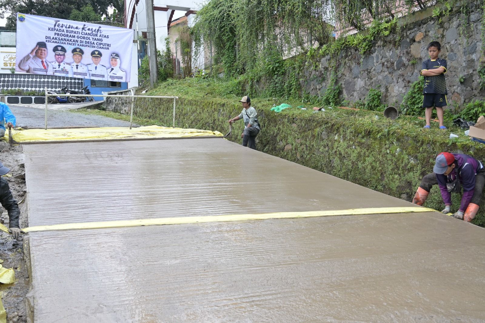 Bupati Cianjur Ikuti Gorol Pembangunan Jalan di Desa Ciputri