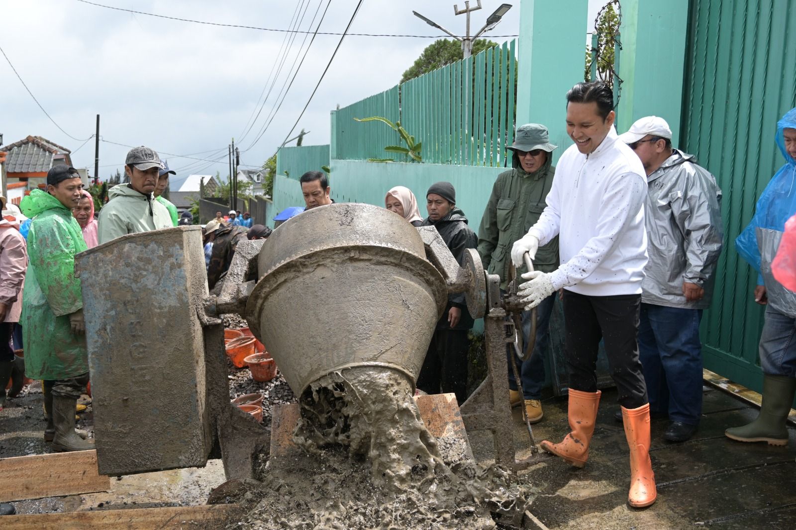 Bupati Cianjur Resmikan Jalan Cor Beton di Kampung Jolok