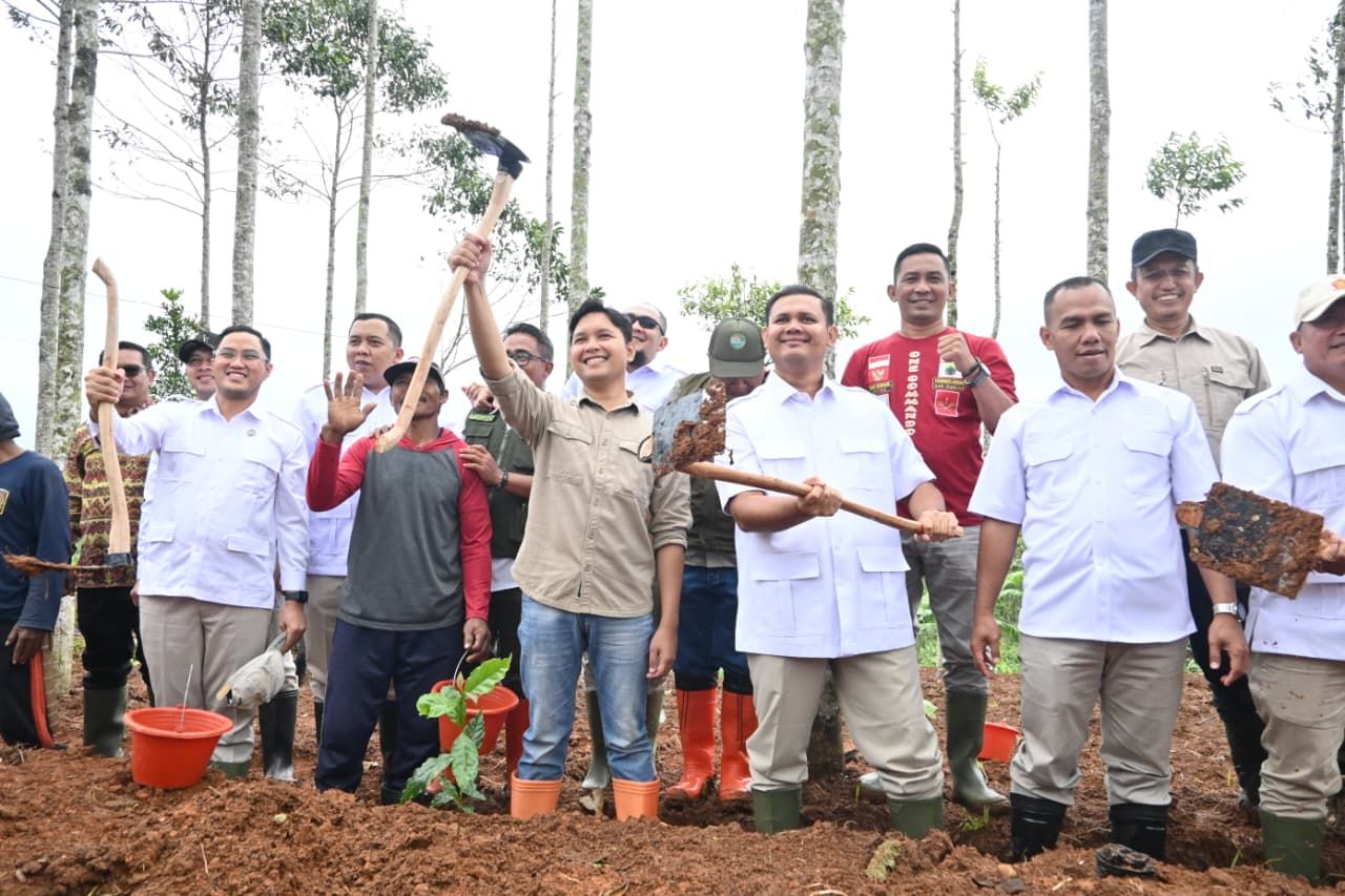 Cianjur Tanam 1.300 Pohon Produktif di Sukanagara untuk Perkuat Ketahanan Pangan