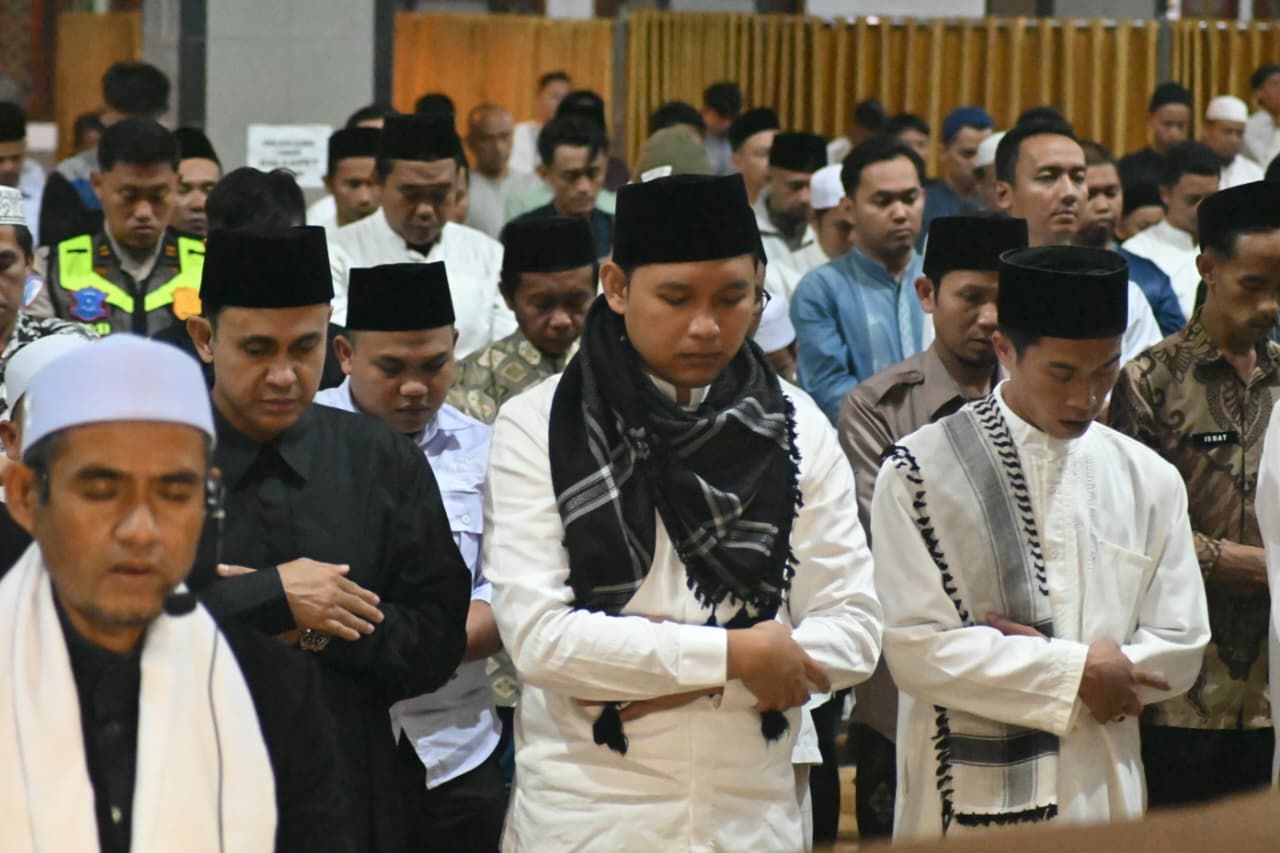Tarawih Perdana di Mesjid Agung Cianjur, Bupati Ajak Warga Sambut Ramadan dengan Kebersamaan