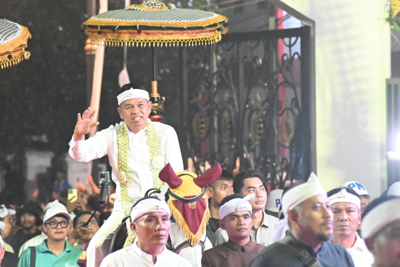 Ribuan Warga Meriahkan Kirab Milangkala Tatar Sunda di Cianjur
