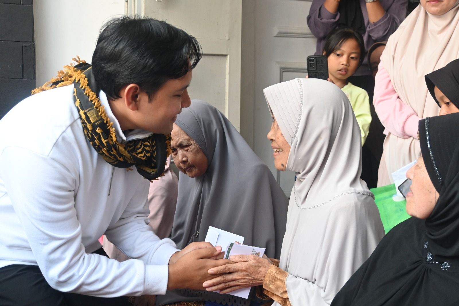 Rembug Warga Desa Cibadak Hadirkan Bantuan dan Layanan untuk Masyarakat