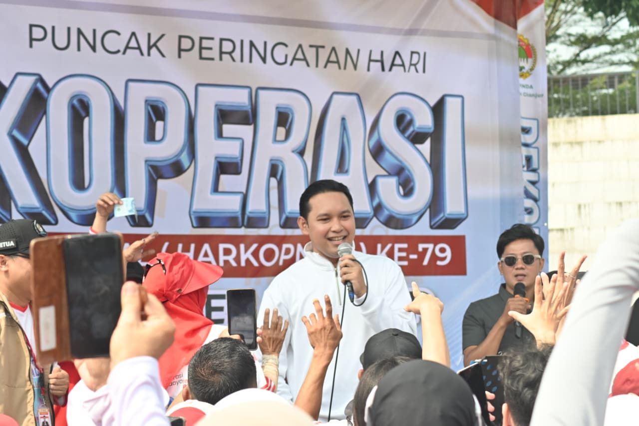 Jalan Santai dan Apresiasi Koperasi Berprestasi di Alun-Alun Cianjur