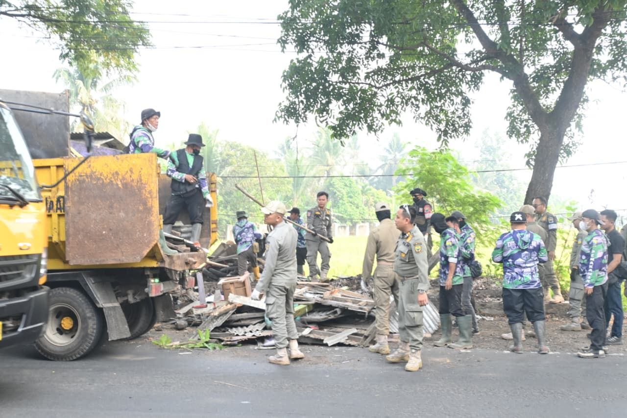 Petugas Gabungan Tertibkan Bangunan Liar di Sukaluyu dan Ciranjang